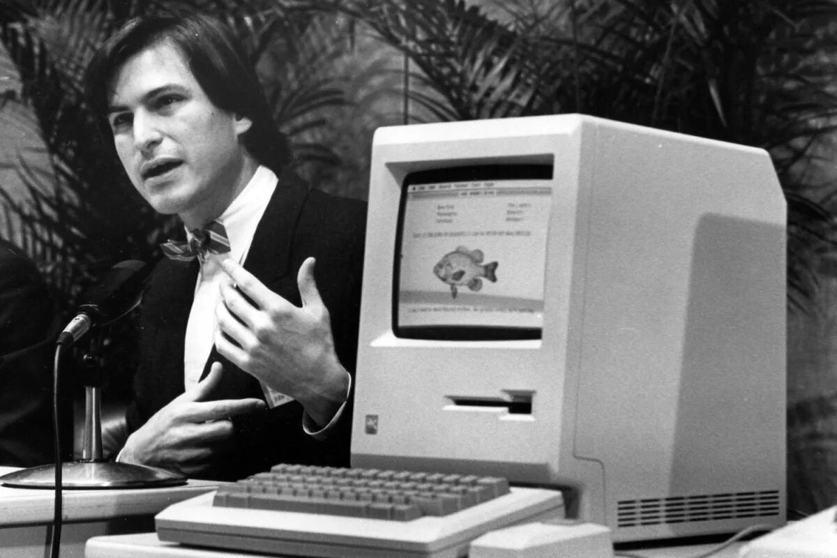1 личный компьютер. Стив Джобс макинтош 1984. Компьютер Apple Macintosh (1984). Стив Джобс 1985. Стив Джобс 1976.