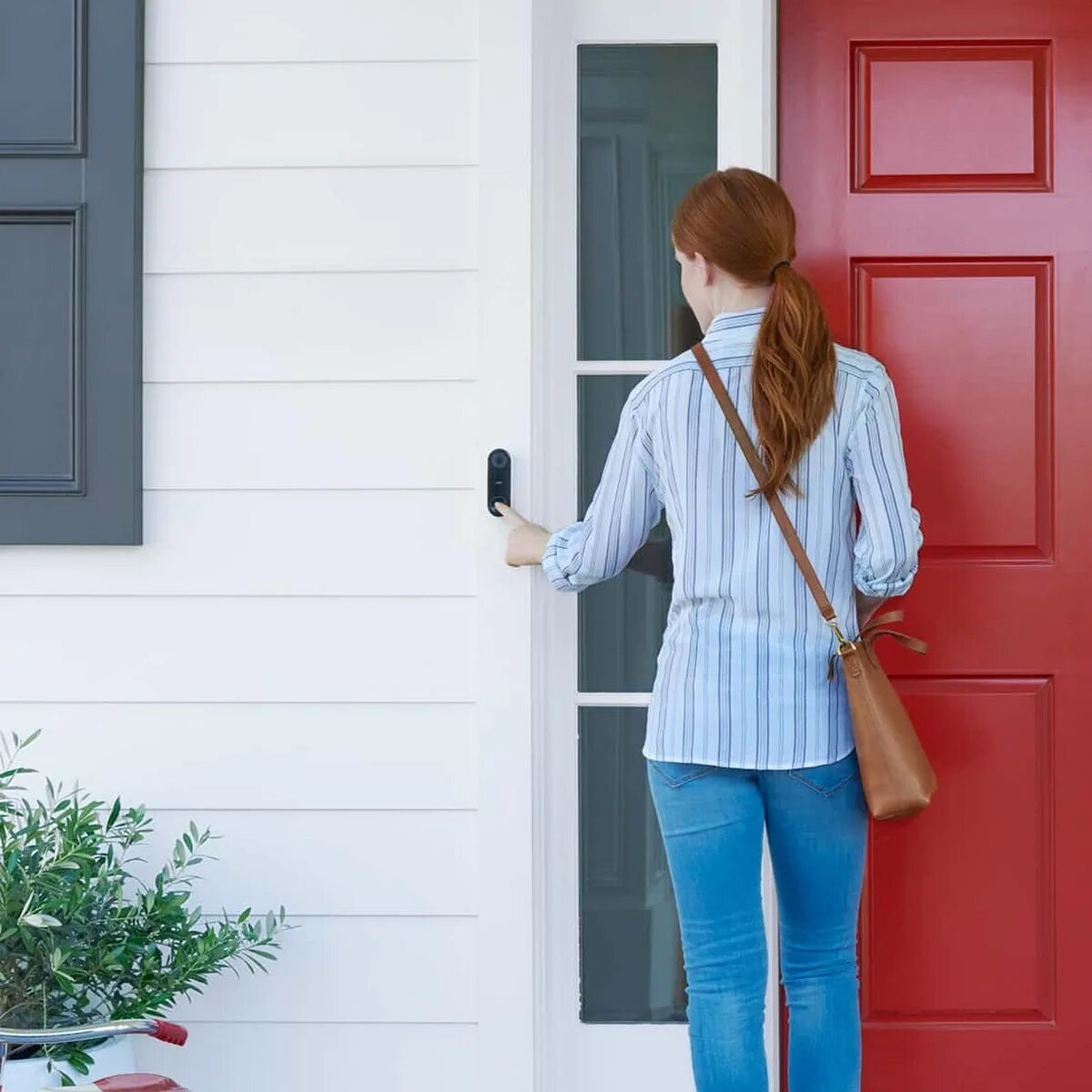 Someone s house. Женщина в дверях. Женщина и дверь Сток. Door open стрижка. Woman at Front Door.