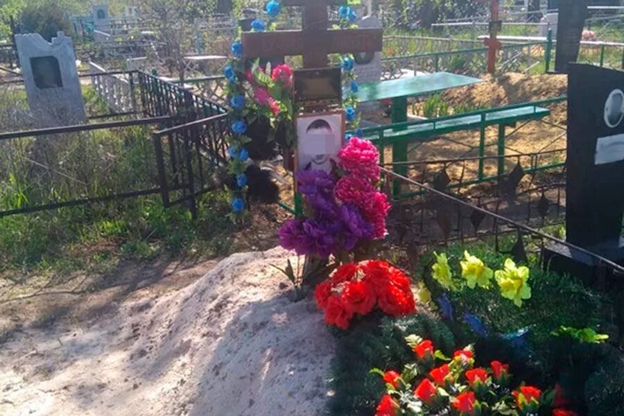 могила полины сергиенко новочеркасск яновское кладбище. яновское кладбище в новочеркасске. сергиенко константин константинович писатель. полина сергеенко новочеркасск могила. илья еволенко новочеркасск.