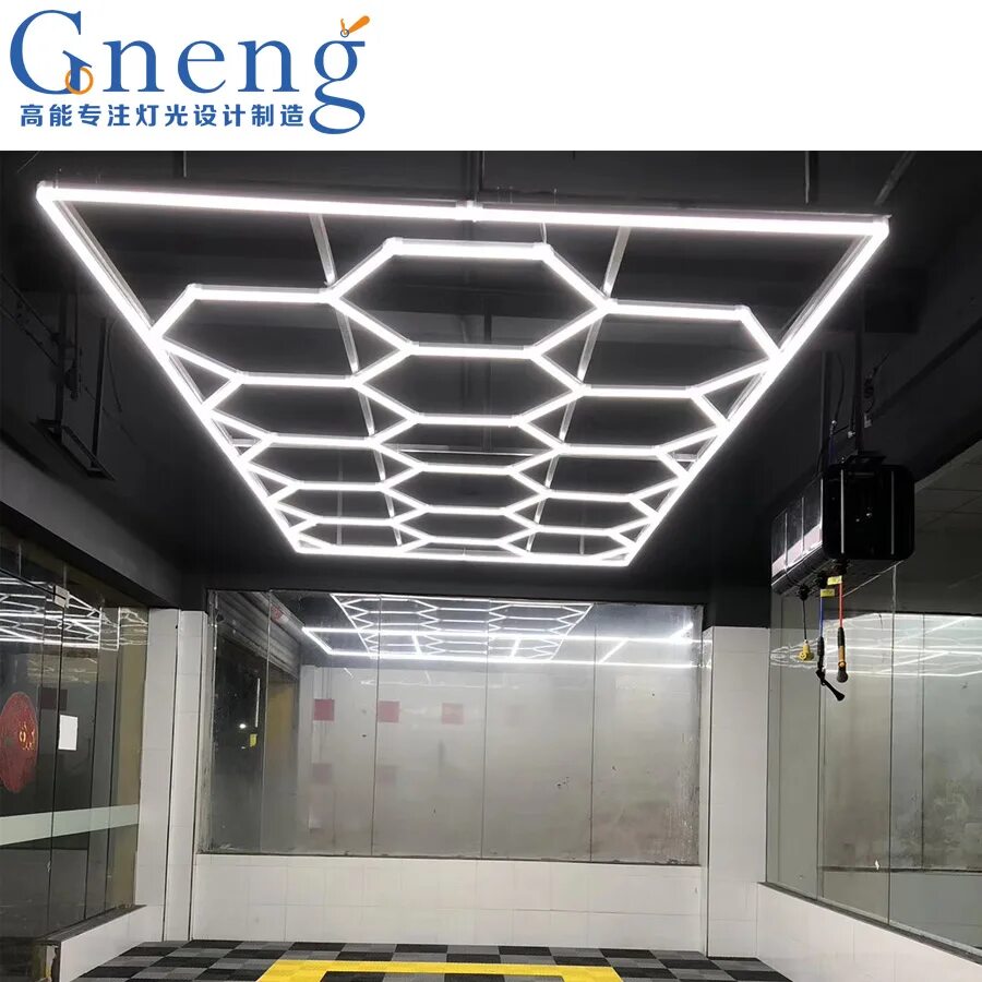 детейлинг студия. детейлинг ауди q5 серый. соты детейлинг. детейлинг центр. освещение соты в детейлинг.