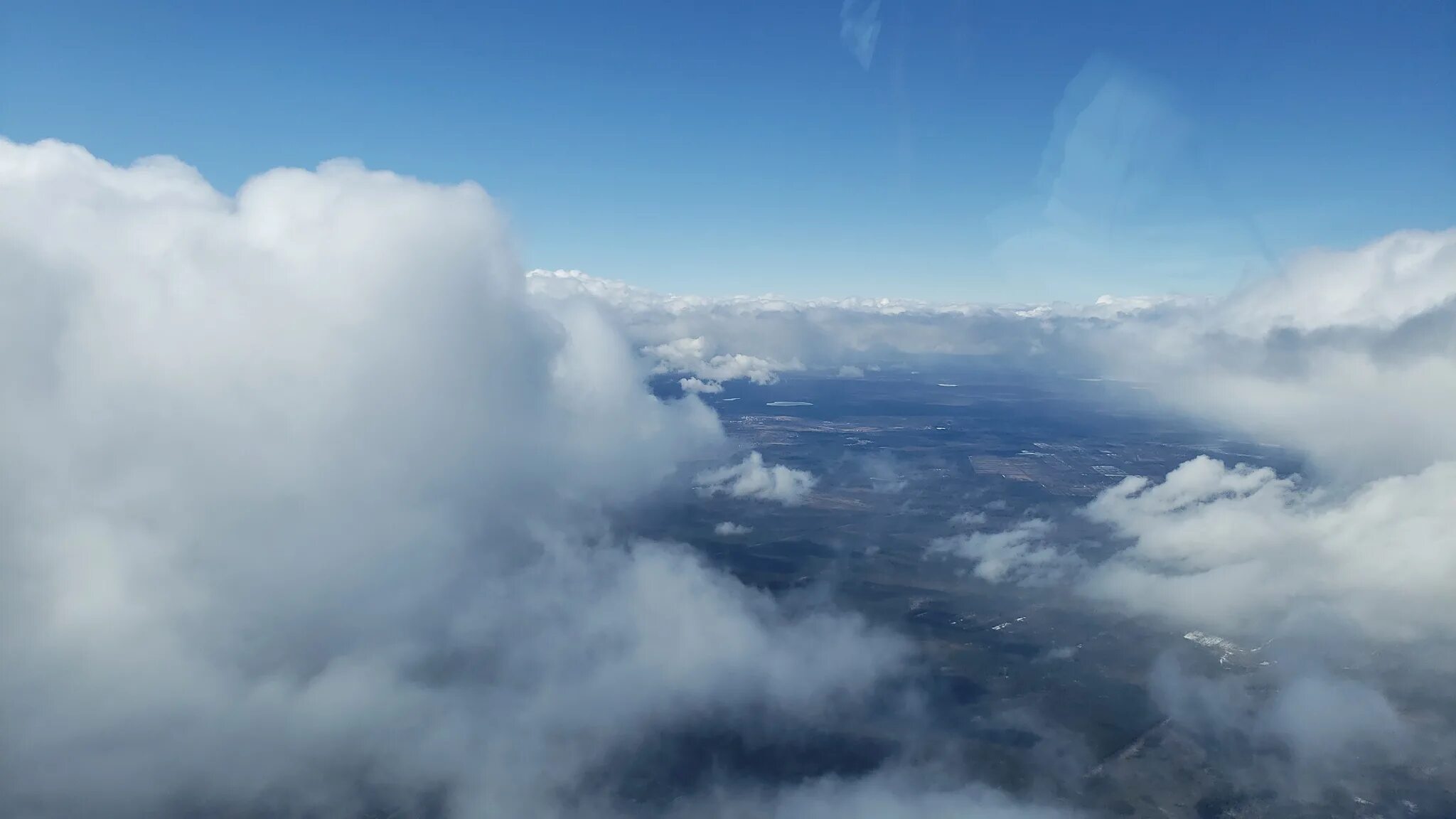 Как найти фотографию в облаке. Снимки облаков с самолета. Пирокумулятивные облака. Небо самолет в виде облака. Самолет в небе облака вид снизу.