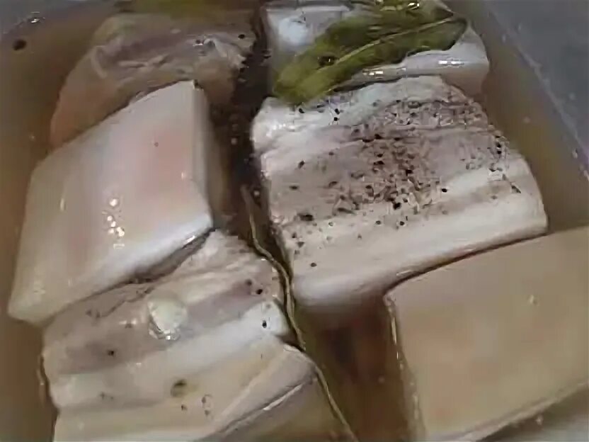 Посол сала в рассоле с чесноком. Соль и сало вкус знакомый с детства. Прессованное сало. Нарезанное сало. Соление сала в рассоле.