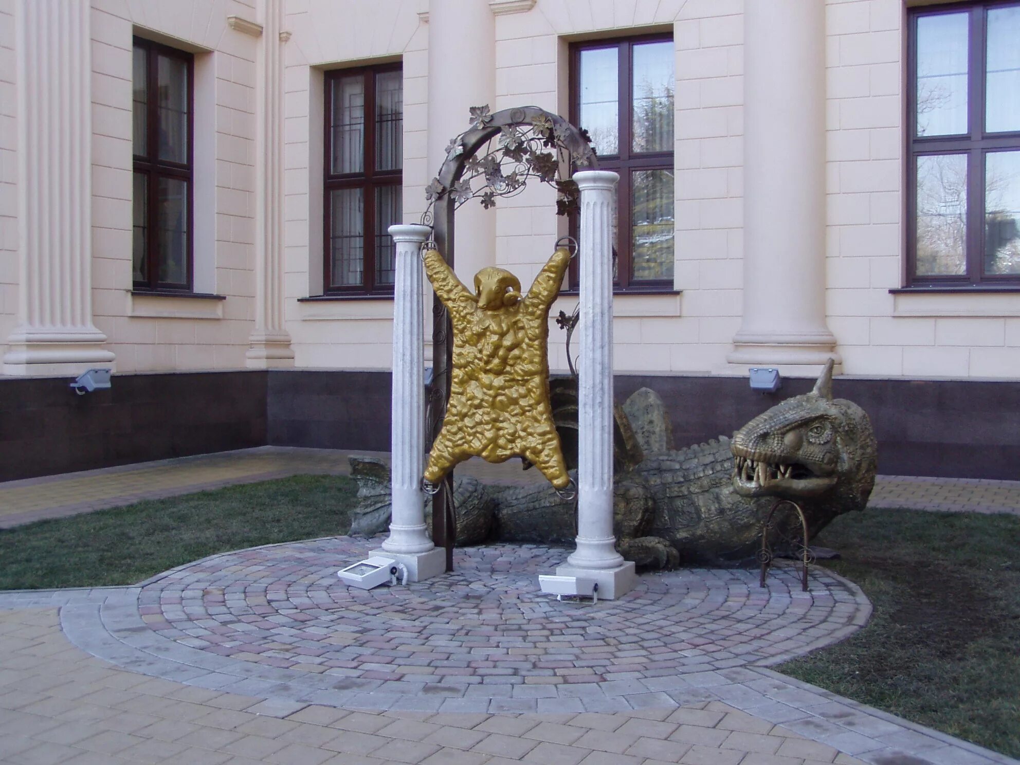Культурная композиция золотой Руно Сочи. Золотое Руно Сочи памятник. Золотое Руно Сочи статуя. Золотое Руно на площади искусств Сочи.