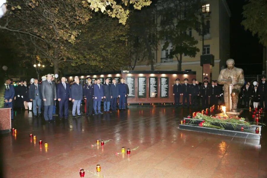 Рамадан фото. Рамазанов абдул мечеть. Памятник скорбящей матери в дербенте. Гумеров рамазан. Мемориальный комплекс памяти григория бахчиванджи.