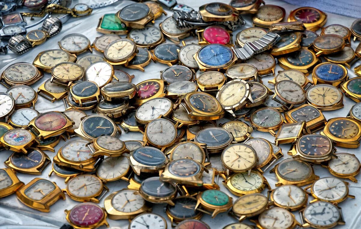 часы на рынке. старые антикварные вещи. радиоприемник на блошином рынке. порта портезе рим. блошиный рынок бауманская.