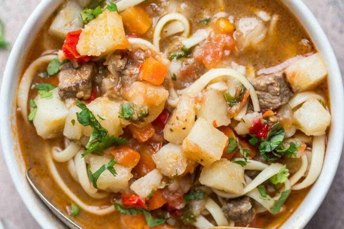 Вкуснейший лагман из свинины. Лагман. лагман блюдо. лагман фото. лагман в кастрюле.