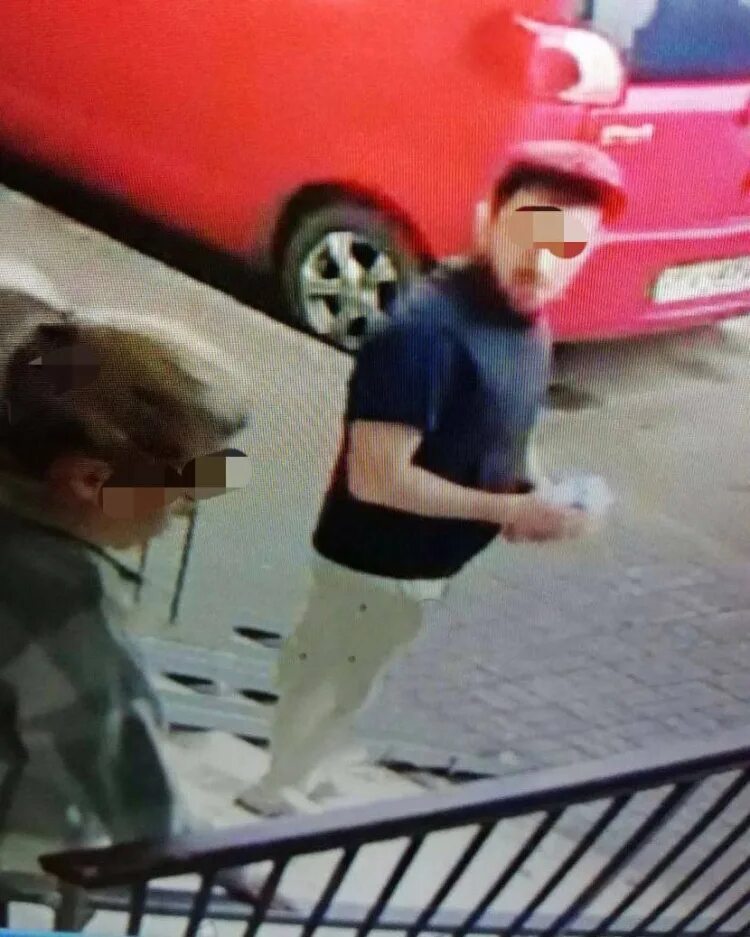 Подростки в лифте. Парень избивает девушку в лифте. Драка в лифте в краснодаре видео. Девушка в лифте. Драка в лифте в краснодаре видео.