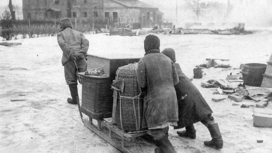 Санки в блокадном Ленинграде. Бидон в блокадном Ленинграде. Сани блокада Ленинграда. Блокада Ленинграда голод.