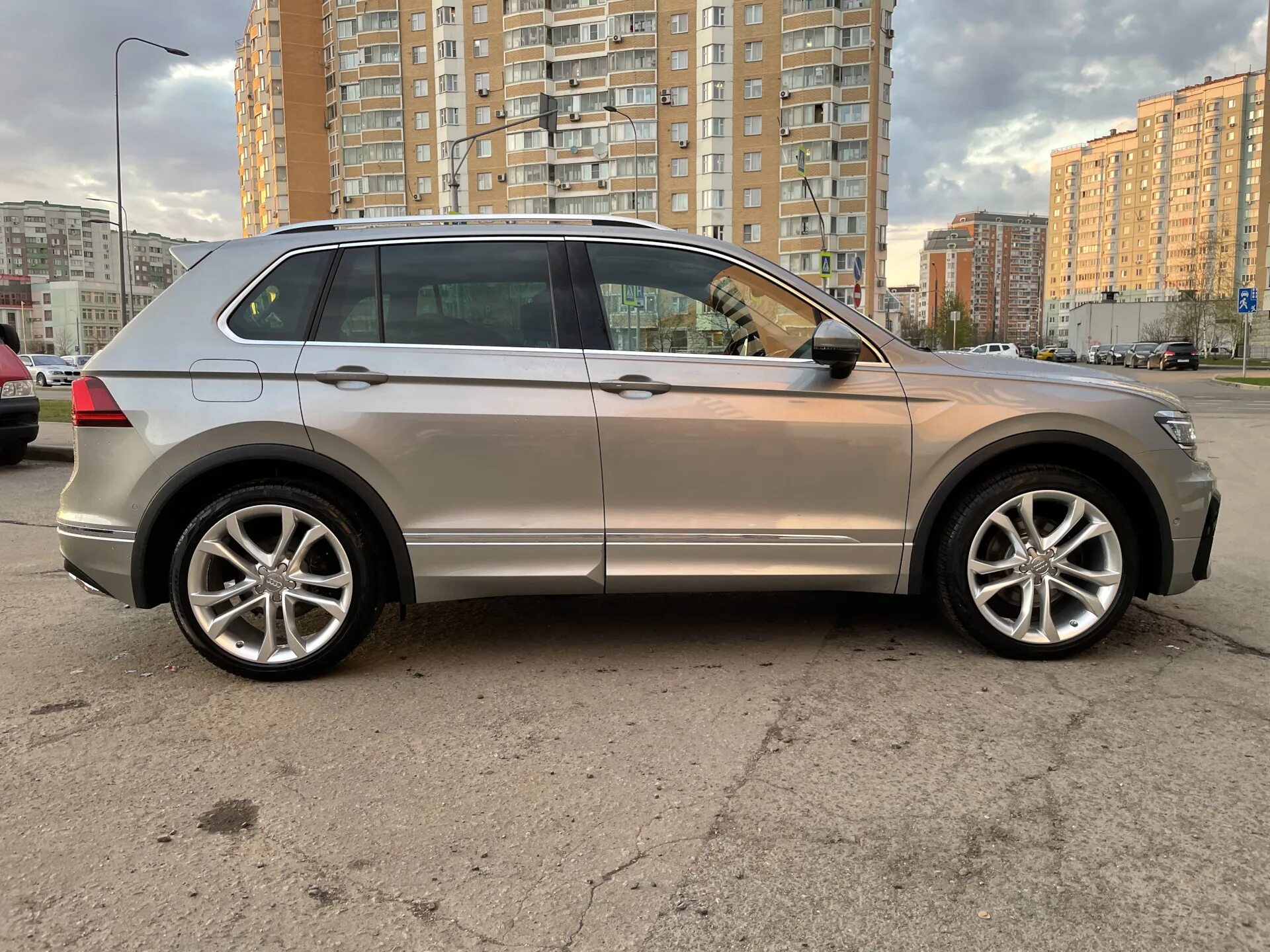 Колеса volkswagen tiguan. VW Tiguan 2 r20. Tiguan 1 r20. Тигуан 255/40 r20. R20 на Тигуан 1.