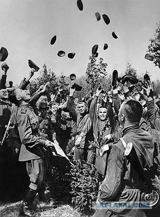 9 мая черный фото. ВОВ 1945 победа. Кадры Победы 1945. Радость на войне.