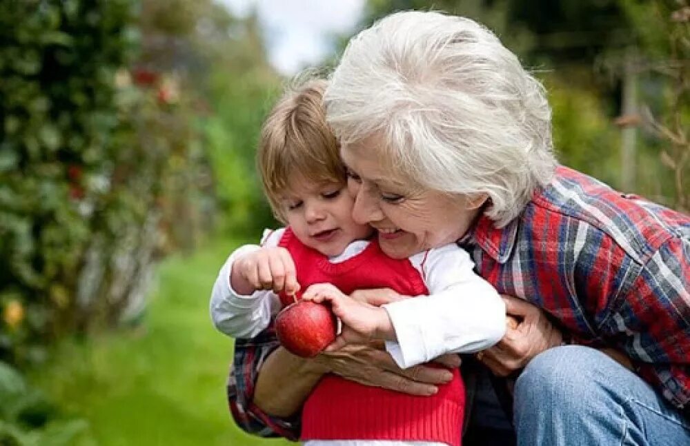 Гиперопека родителей. Дети постарше опекали малышей. Пожилые люди с детьми. Несамостоятельный ребенок. Родители заботятся о детях.