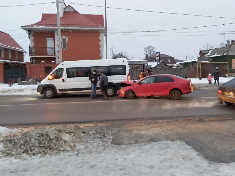 Остановка догнать. Авария с маршруткой в Воронеже на левом берегу. Авария Отрожка Воронеж. Авария на остановке Тельмана в Воронеже. ДТП Воронеж на остановке нижней.