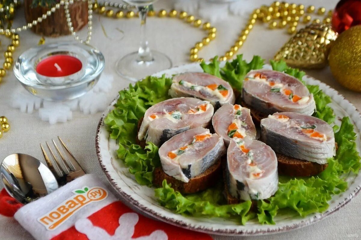 блюда на детский праздник. токио сити баклажанные рулетики. фаршированные баклажаны рулетики. закуска из чипсов принглс. канапе.