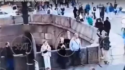 Девушка в петербурге упала