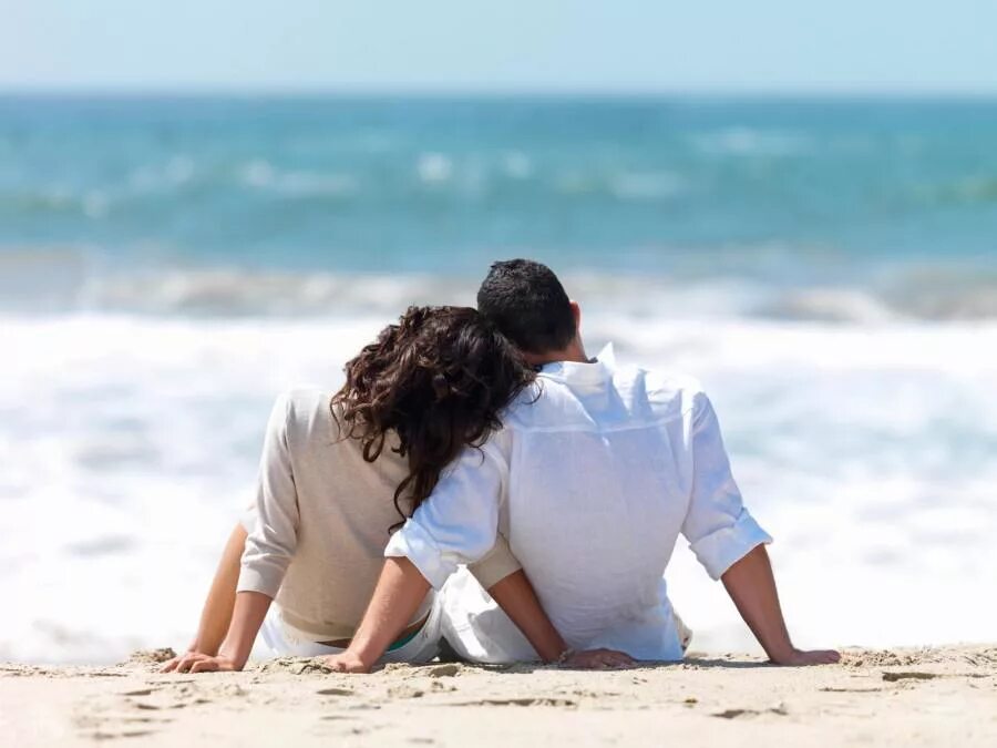 Счастье доверие. Счастливая пара. Любовь отношения. Мужчина и женщина на море. Пара на берегу моря.