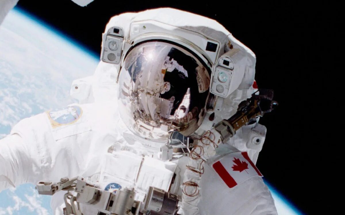 Первый астронавт в открытом космосе. Космонавт в открытом космосе фото. МКС выход в открытый космос. Вода в открытом космосе фото. Выход в открытый космос фото.