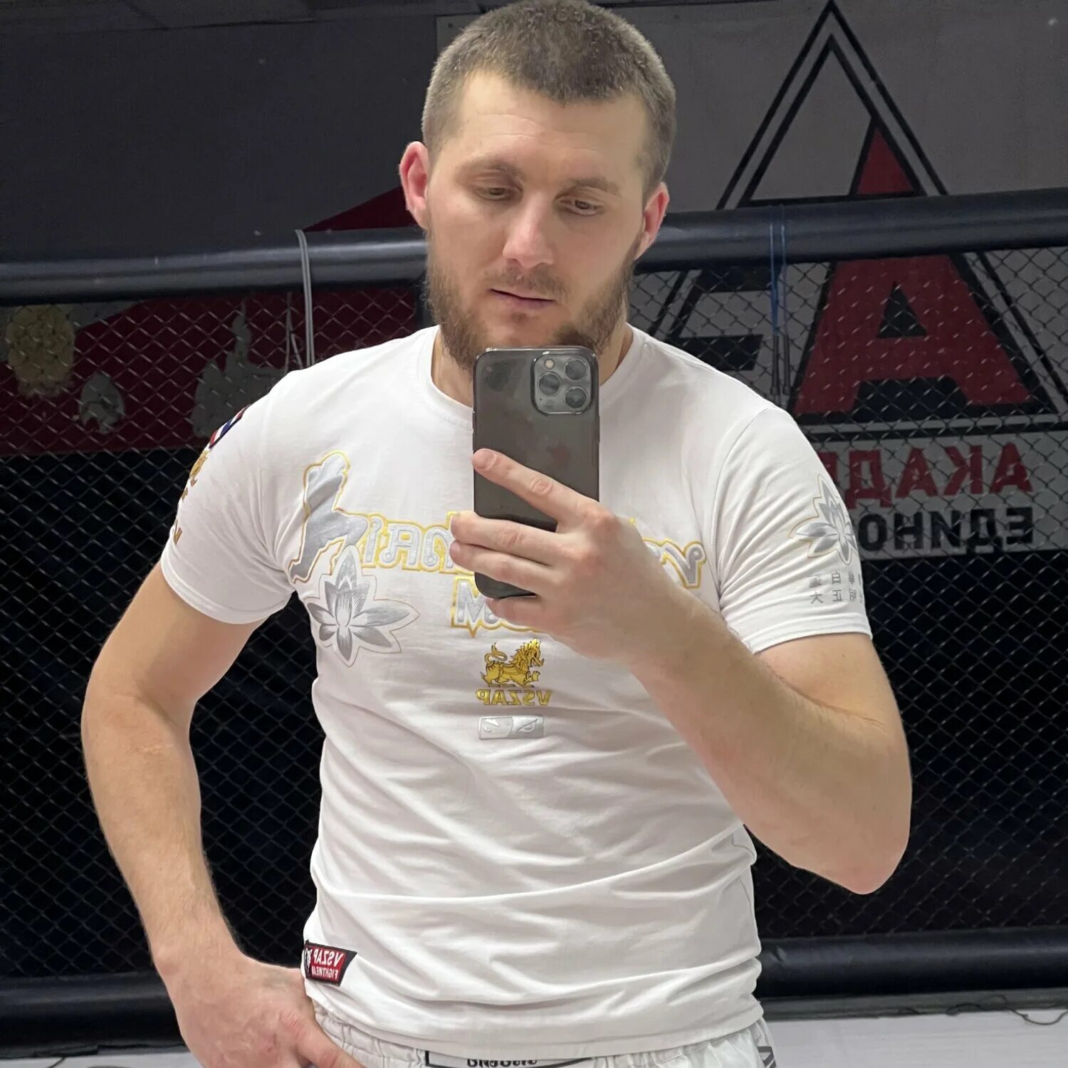 Тренеры по тайскому боксу африканец. Александр шкурат тайский бокс. Тренер тайских. Тренировка боксера. Тренер тайских.