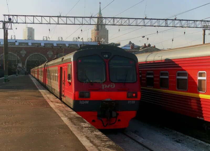 Электропоезда казанский вокзал. Электричка на вокзале. Электропоезд на Казанском вокзале.