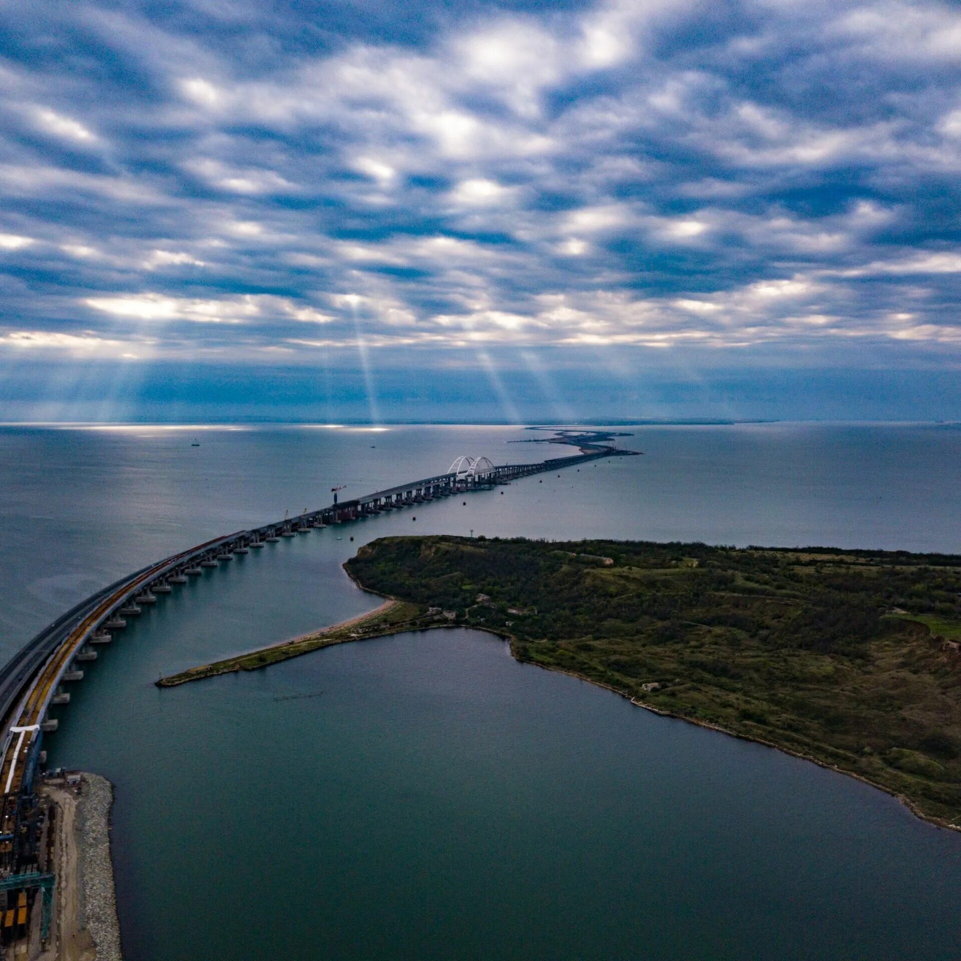 Сколько лет крымскому мосту. Крымский мост через Керченский пролив. Мост Керченский пролив. Керчь Керченский мост. Крымский мост Керчь.