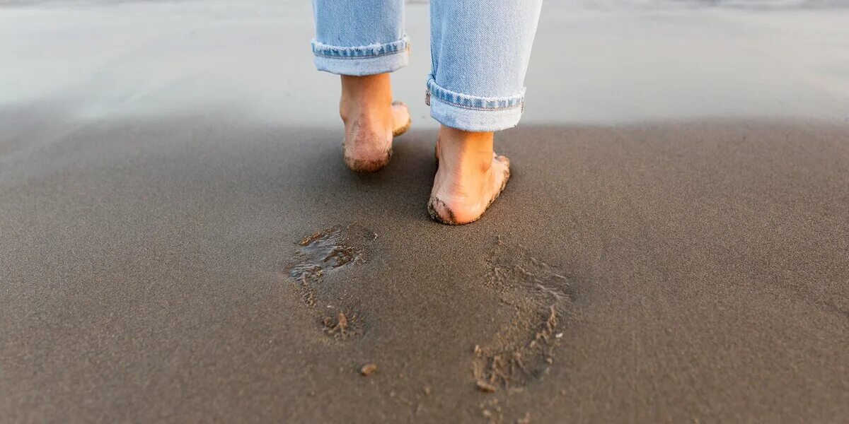Следы на песке слушать. Сандали на песке. Следы на песке. Женские ноги на песке. Следы на Песчаном пляже.