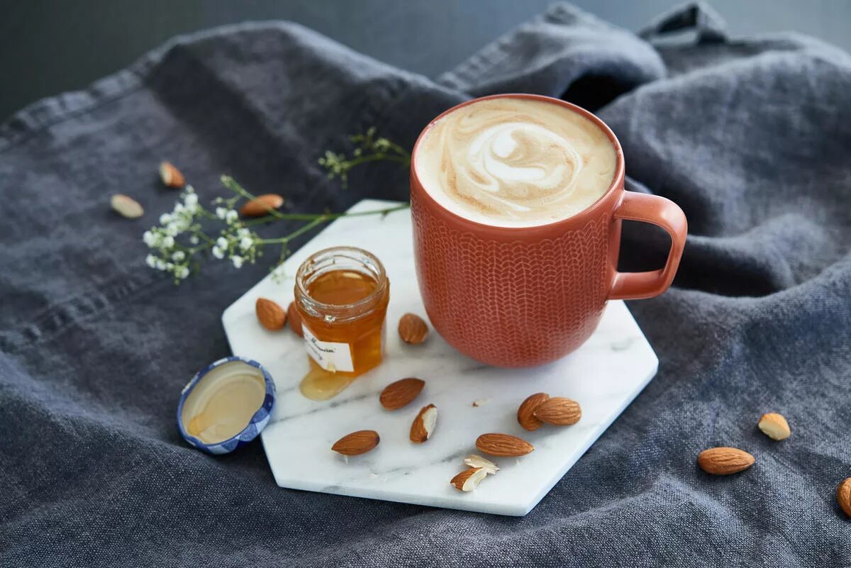 Кофе с чесноком. Чашка кофе с мёдом. Медовый латте. Медовый кофе. Кофе с медом и корицей.