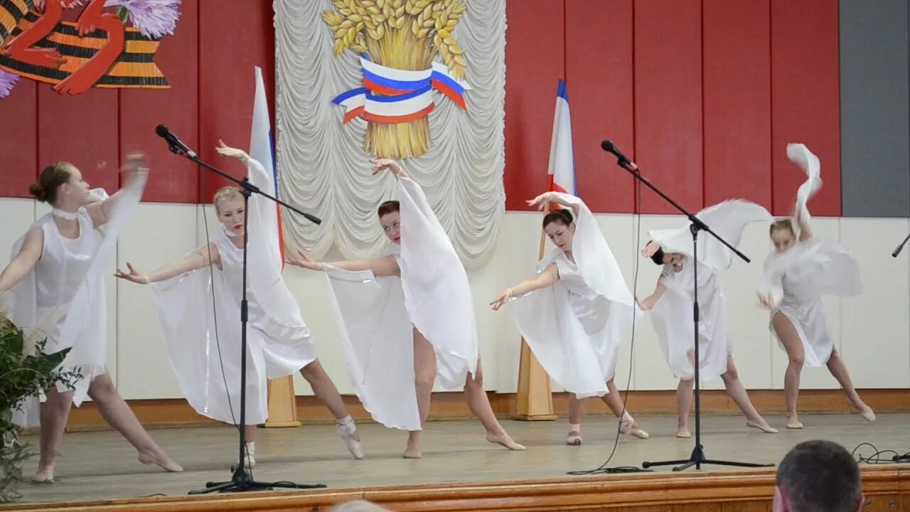 Танец журавли на 9 мая в детском. Танцевальный костюм журавля. Платье для танца Журавли. Костюм журавля для девочки для танца. Костюм для танца Журавли на 9 мая.