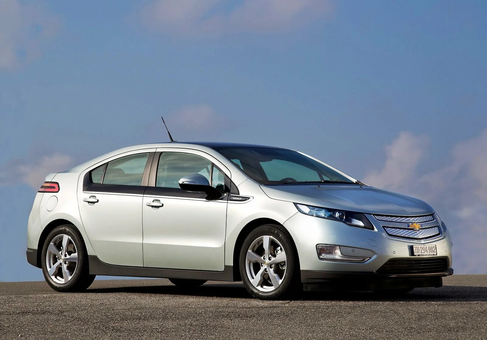 Chevrolet volt купить. Chevrolet Volt 2010. Chevrolet Volt 2011. Chevrolet Volt 2012. Шевроле вольт 1.