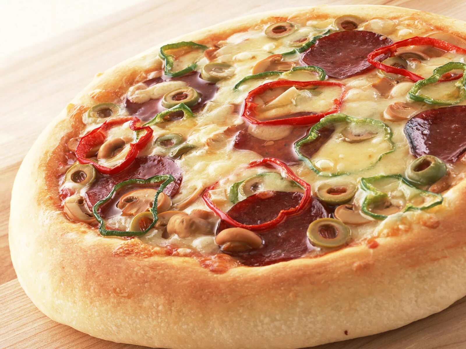 "Пицца". Пышное тесто для пиццыэ. Пышная пицца. Пышная итальянская пицца. Pizza reaby