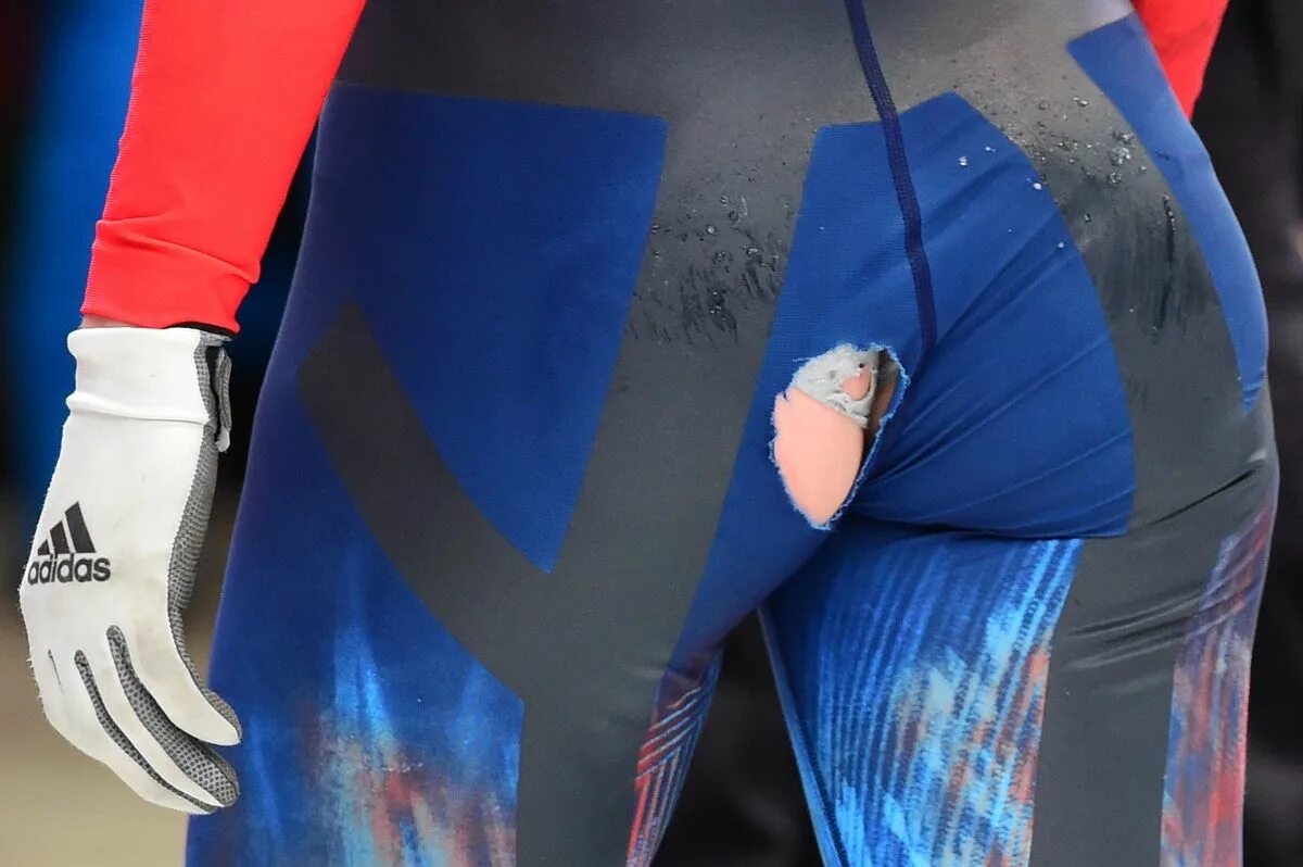 порвал лосины. модные лосины. белые лосины. легинсы с низкой талией. порвались штаны у бобслеистки.