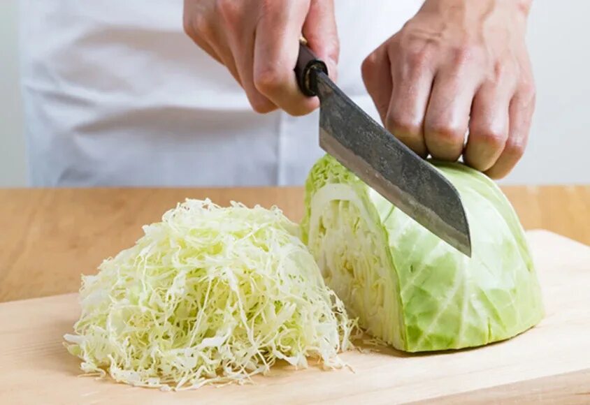Капуста белокочанная нарезанная кусками. Как правильно разрезать капусту. Мелко нашинковать капусту. Как правильно разрезать капусту. Как правильно разрезать капусту.