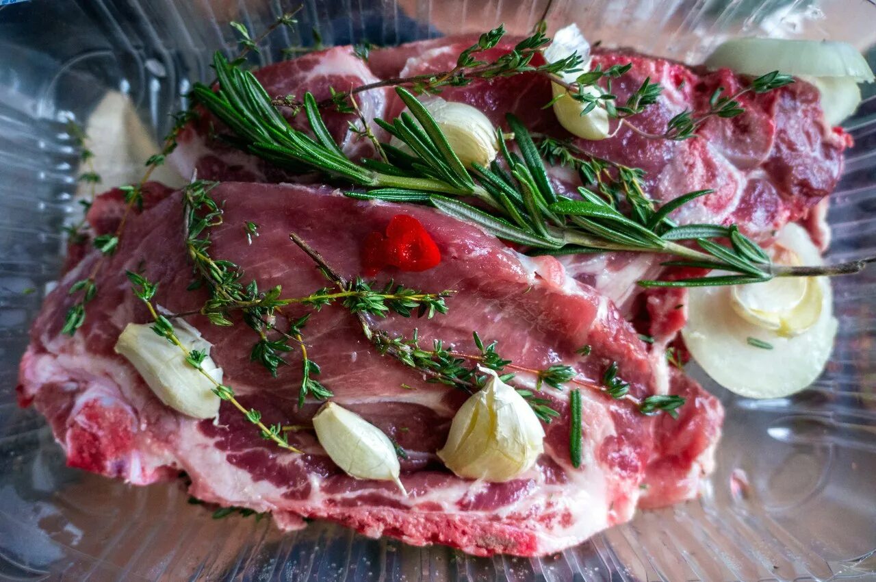 Розмарин для мяса. Тимьян для мяса. мясо с розмарином. розмарин с свиной шеей. мясо с розмарином рецепт.