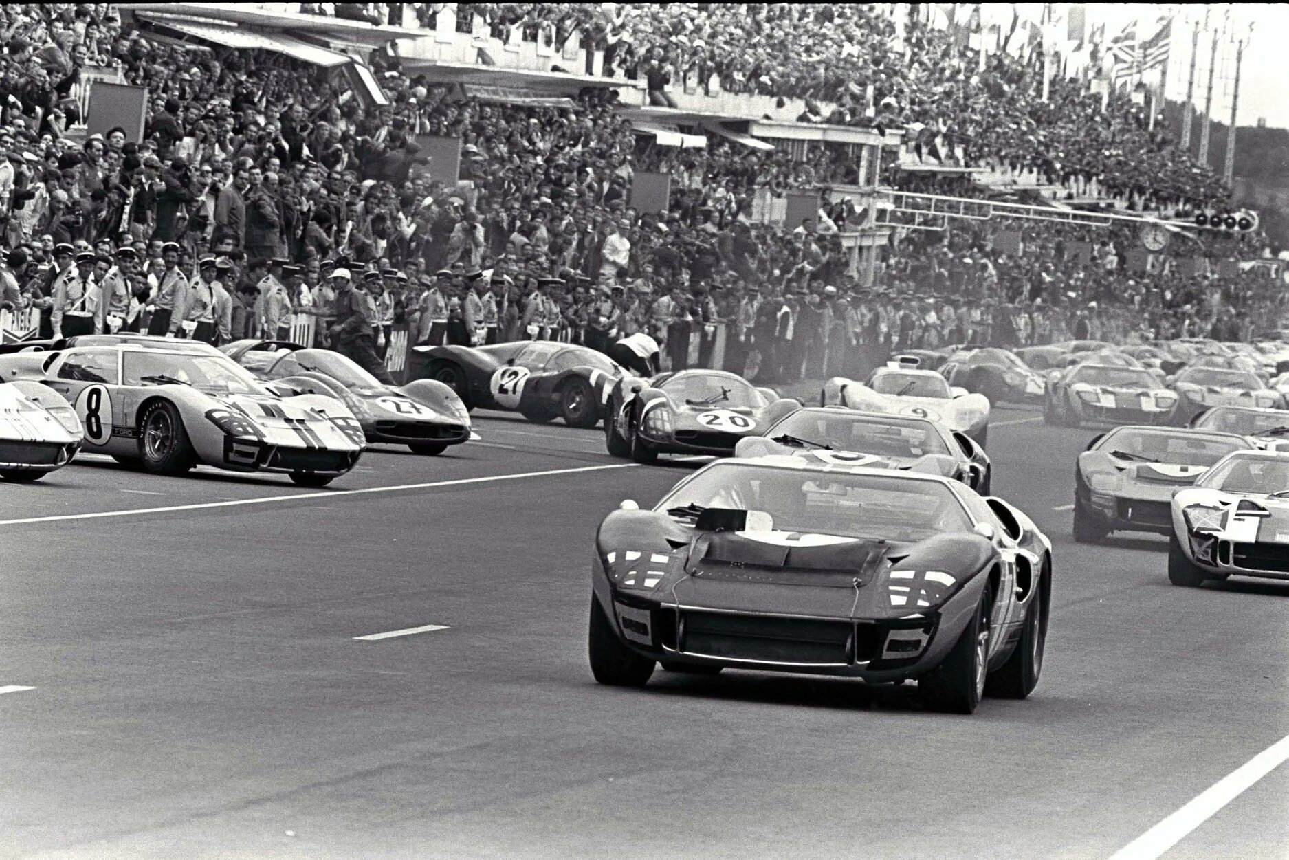 Старый гоняла. Ford gt40 le mans 1966. Форд gt 40 24 часа Ле Мана. Форд против Феррари Леман 1966. Форд 24 часа Леман 1966.