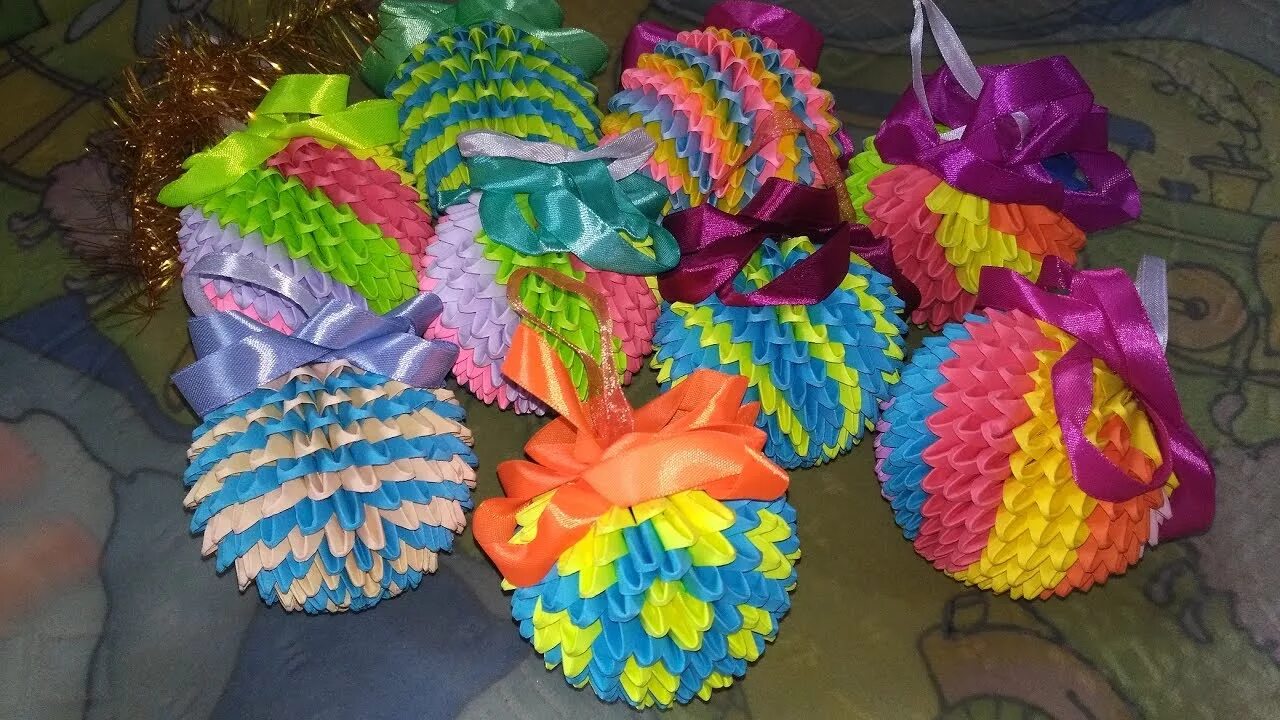 новогоднее модульное оригами из бумаги. оригами на новый год. новогодние оригами. дед мороз из модулей оригами. новогодние украшения из модулей.