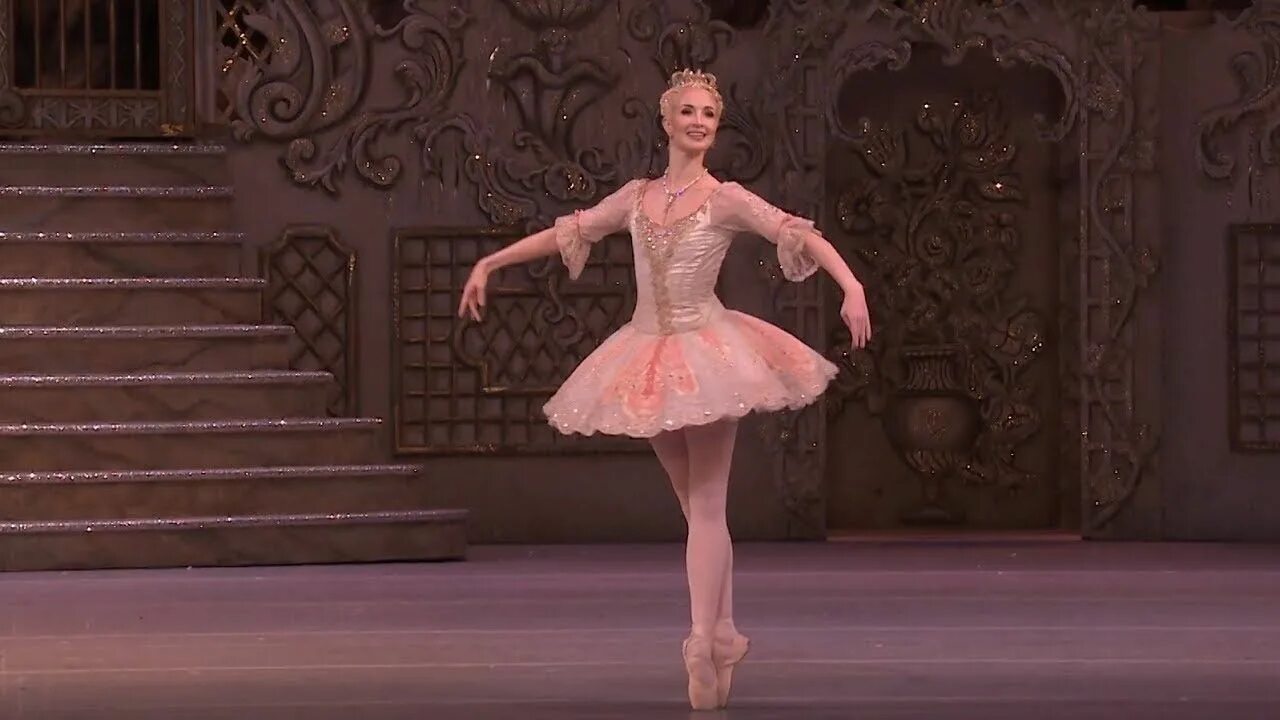 Sugar plum fairy pjotr iljitsch. Балет Чайковского Фея драже. Фея драже из балета Щелкунчик. Балет Щелкунчик Фея драже.