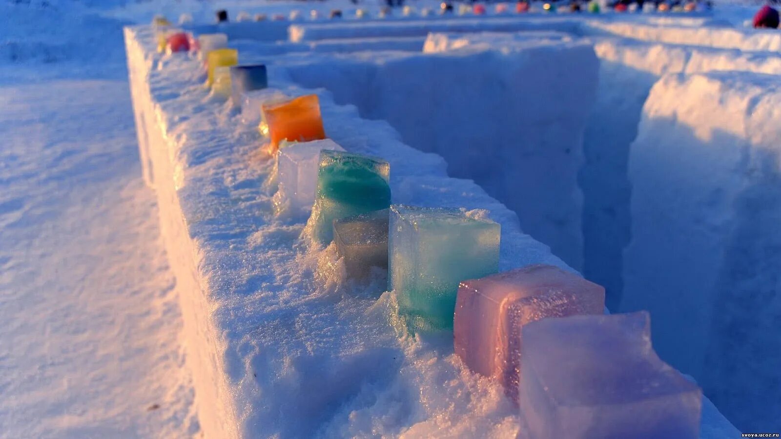 Цветной лед. Цветной лед для детей. Фигуры из ледяных кирпичей. Украшения из льда для детского сада. При изготовлении льда