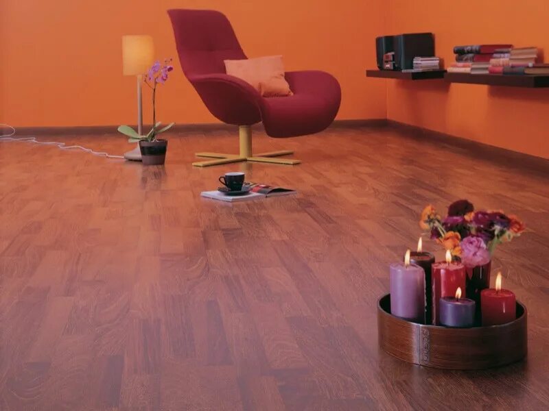 радиал паркет мербау. красное дерево ламинат максвуд. красный ламинат. красный ламинат. рыжий ламинат в интерьере.