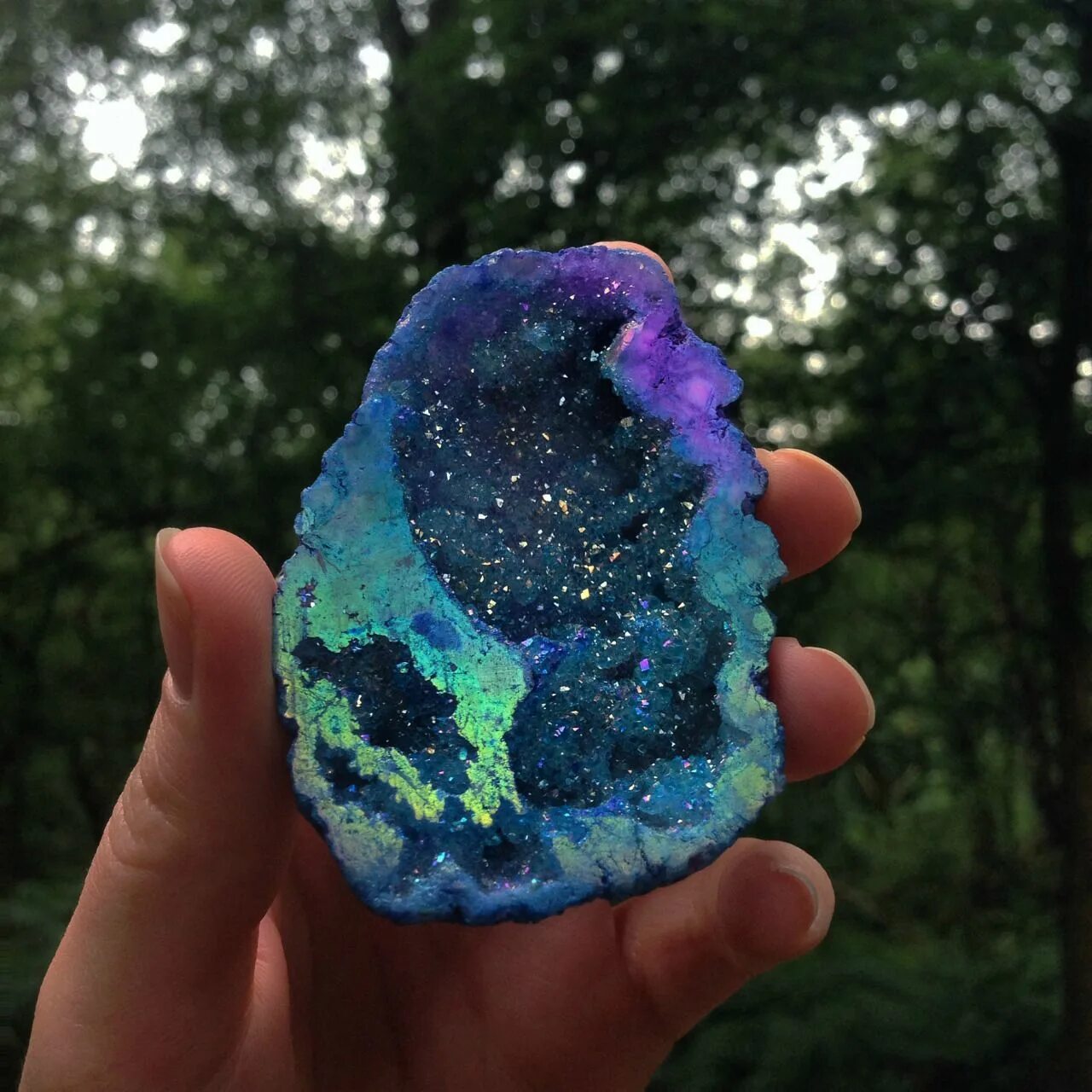 Сапфир в природе. Cool stone. Опал камневеды. Серый горный камень. Радужный мексиканский обсидиан.