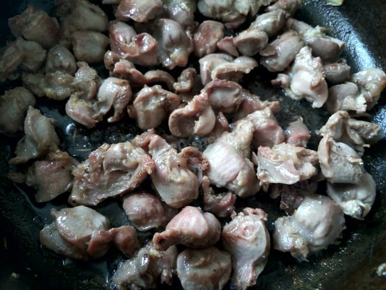 Как приготовить пупки куриные быстро. Жареные пупки. куриные желудки неочищенные. куриные пупки жареные.