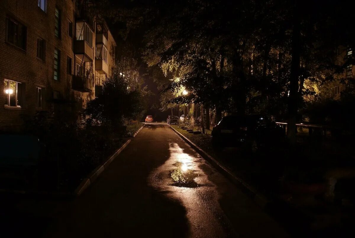 Двор ночью. Улица ночью. Ночная улица в России во дворах. Темные улицы России. Обычная темнота