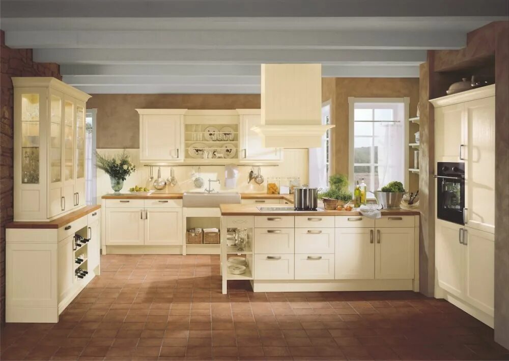 Кремовая мебель. Кухня кремового цвета. Кухня цвета ваниль. Кухня ванильного цвета. Кремовый цвет в интерьере кухни.