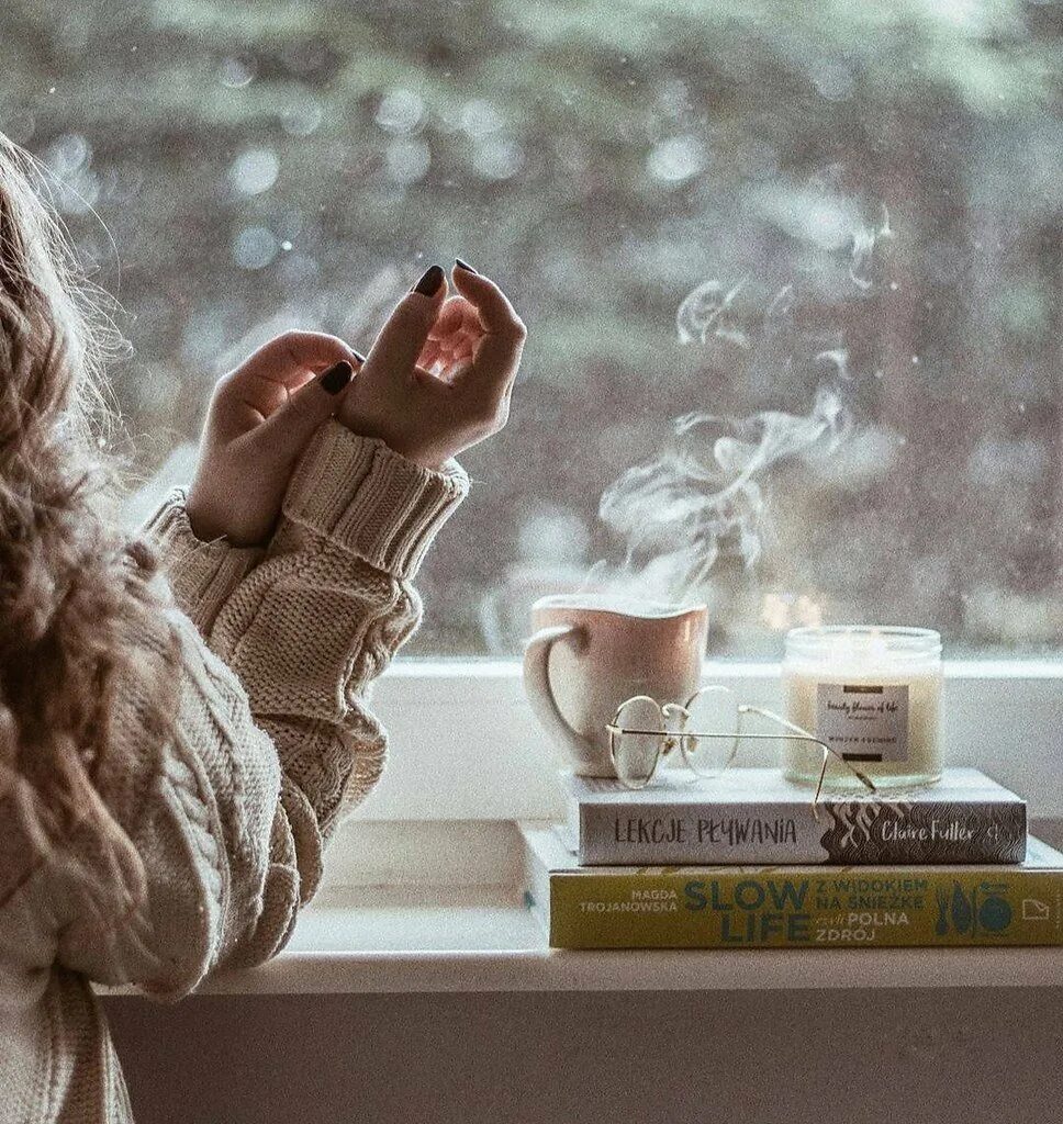 Девушка с чашкой кофе у окна. Кофе зимой. Доброе Холодное утро. Девушка с чашкой в руках.