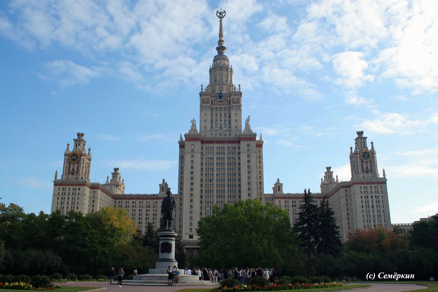 Площадь мгу. Памятник Ломоносову (Москва, воробьёвы горы). Памятник Ломоносову МГУ. Главное здание МГУ имени м.в. Ломоносова. Университетская площадь МГУ 2022.