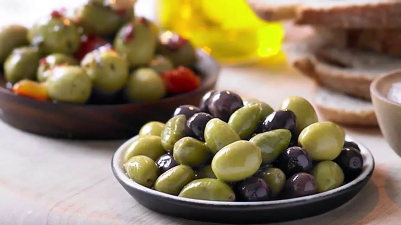 Маслины польза и вред для организма консервированные. Оливки. Оливки и маслины. Оливки фото. Оливки большие.