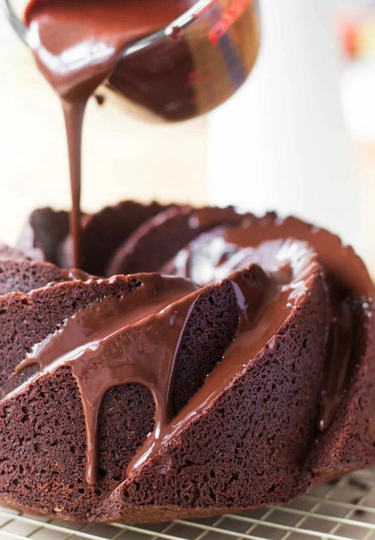 Chocolate Bundt Cake. Шоколадная глазурь. Пирожные в шоколадной глазури. Шоколадный глаз. Глазурь трескается