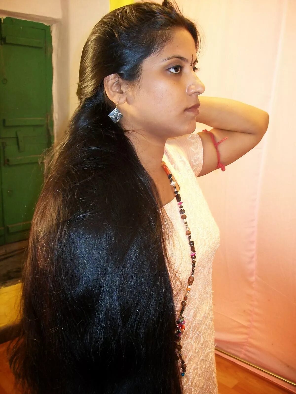 Indian hairy. Indian girl long hair пучок. Деси Индиан hair. Amma desi long hair. Aunty long hair.