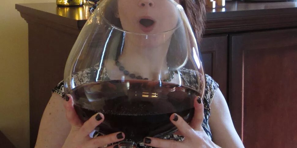 Бокал для вина литр. Огромный бокал вина. Большой бокал для вина. Большой стакан с вином. Большой стакан для вина.