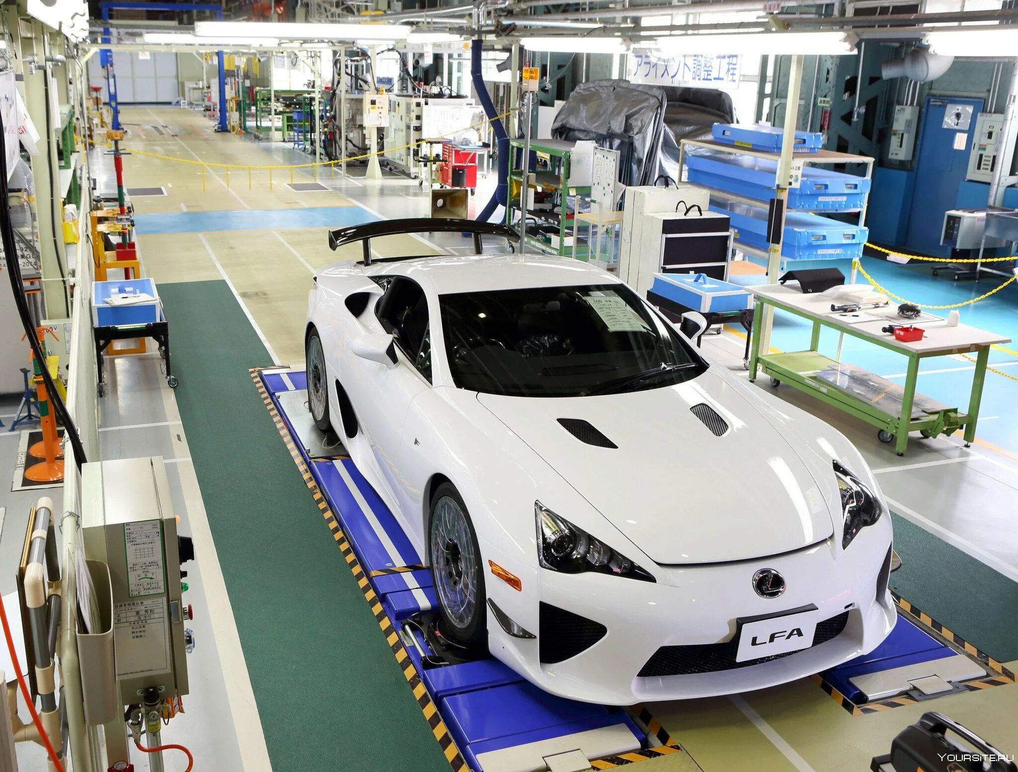 1000 автомобилей. Lexus LFA 500. Завод Лексус в Японии. Япония Машиностроение Тойота. Завод Тойота и Лексус в Японии.