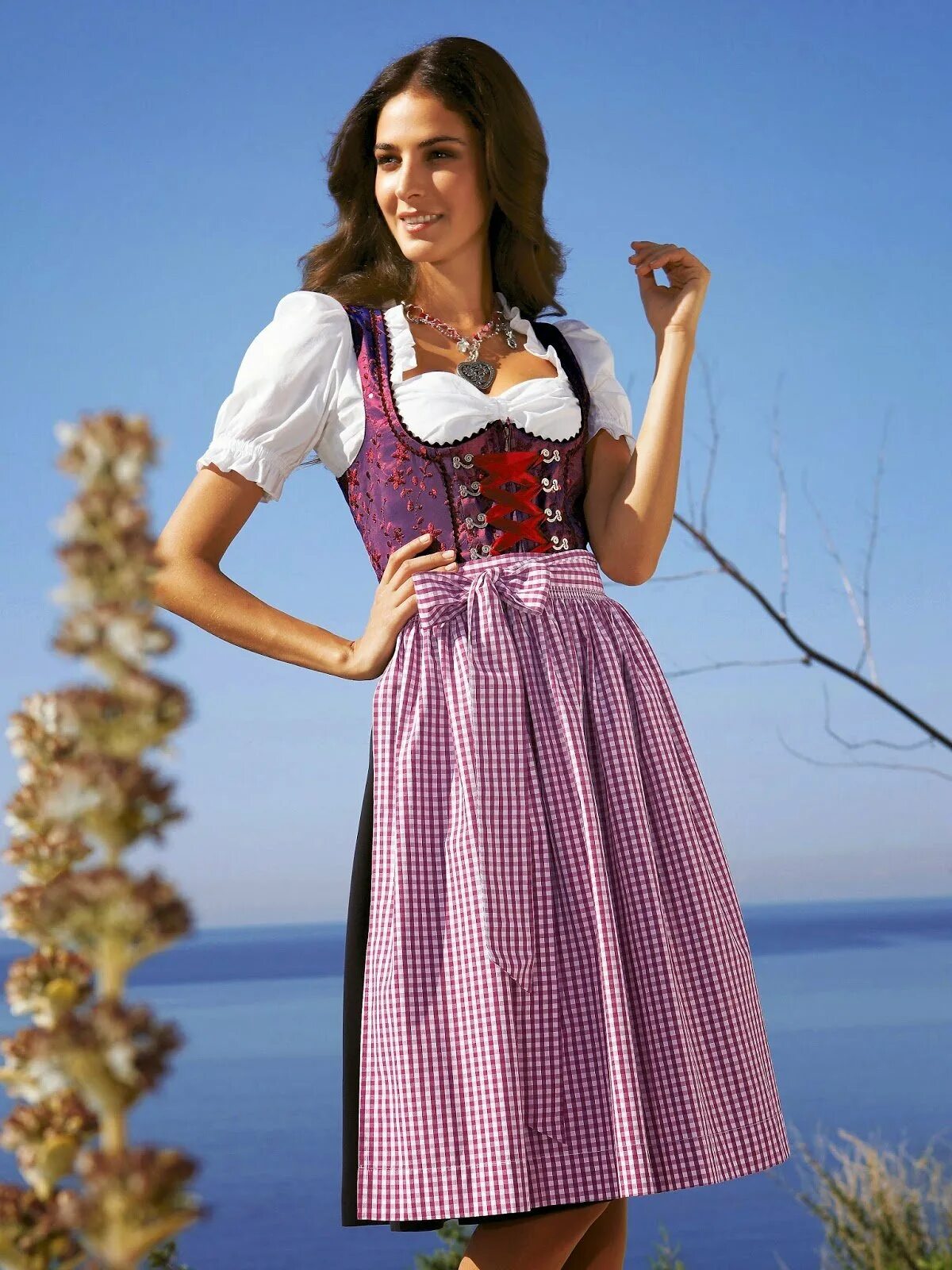 Красивые немецкие женские. Дирндль национальный костюм Германии. Дирндль Октоберфест. Октоберфест баварский дирндль. Немецкое платье дирндль.