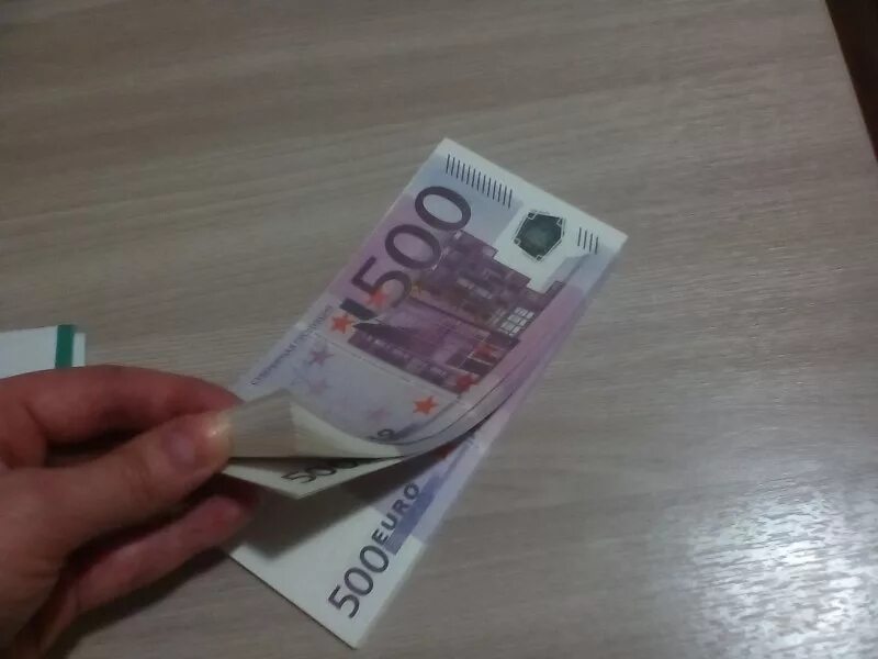 500 000 рублей в евро. 500 Евро в руке. Пачка евро в руках. 500 Евро купюры на столе. 500 Euro в руках.