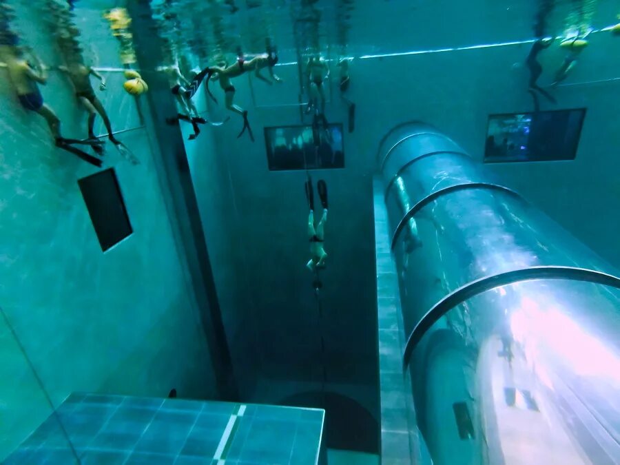 бассейн y-40 deep joy. глубокий бассейн страшный. самый глубокий бассейн для дайвинга в мире. бассейн в дубае 60 метров. глубокий бассейн.